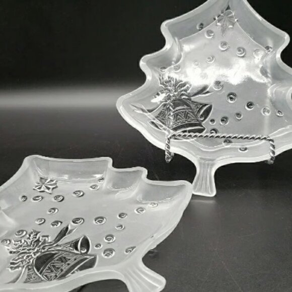 Frosted Christmas Tree Plates Set of 2 Celebrations Crystal Clear Glass - Picture 1 of 7